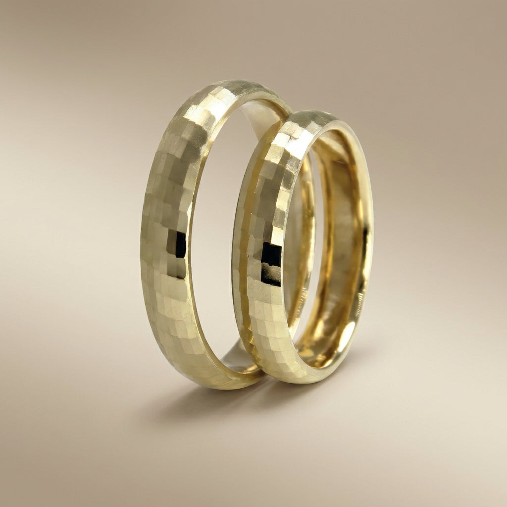 Majestätischer, gehämmerter Ehering aus 14-karätigem Gold mit Diamantschliff – 4 mm