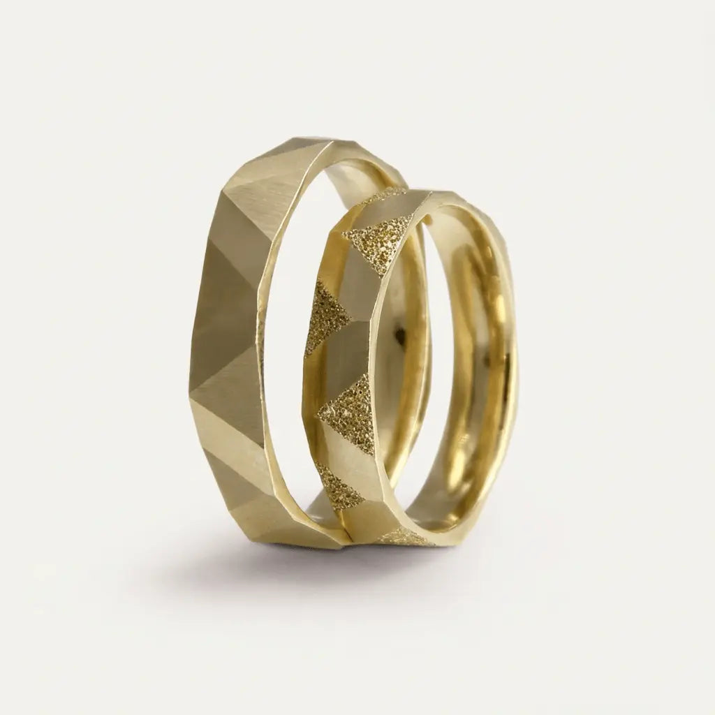 Majestic Pyramid Facet & Sandblast Detail 14K Gold Wedding Band — 3.5mm - Majestic Jewellery